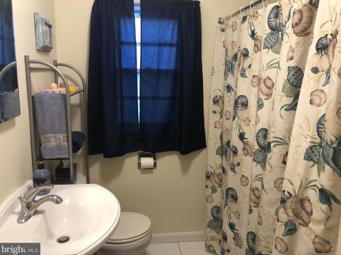 202 England Ter, Rockville MD 20850-1630 exterior