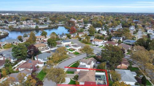 852 Fanwood Ave, Valley Stream, NY 11581-3102