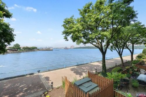 204 Nelson Ct, Edgewater NJ  07020-1631 exterior