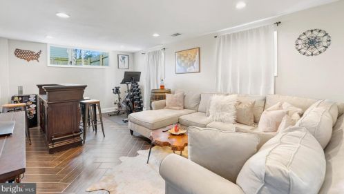 8213 Cooper St, Alexandria VA 22309-1052 exterior