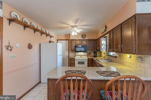 140 Longfellow Dr, Lancaster PA 17602-4048 exterior