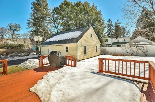 8 Oak Rd, Briarcliff NY 10510-2327 exterior