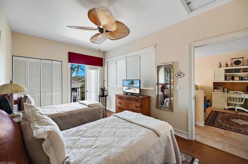 1052 Grand Isle Dr, Naples FL 34108-3325 exterior