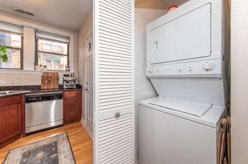 737 Cornelia Ave, Chicago IL  60657-2418 exterior