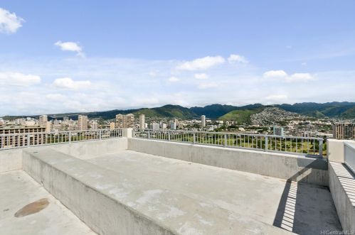 2421 Tusitala St, Honolulu HI  96815-3151 exterior