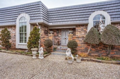 6931 Brookshire Dr, Dallas, TX 75230-4246