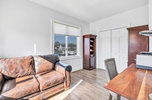 4 Lawrence Ct, Milford CT 06460-7336 exterior