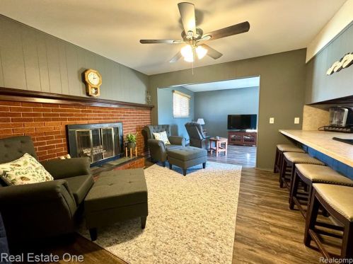 2853 Emmons Ave, Rochester MI 48307-4725 exterior