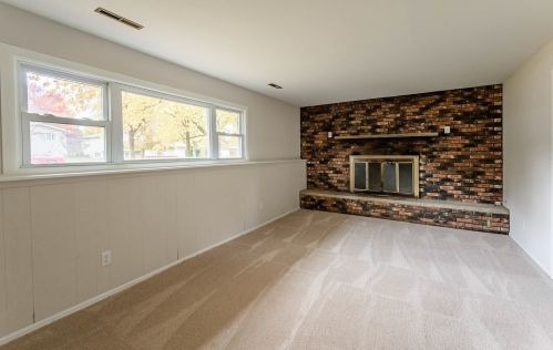 976 Nottingham Ln, Bull Valley, IL 60014-7642