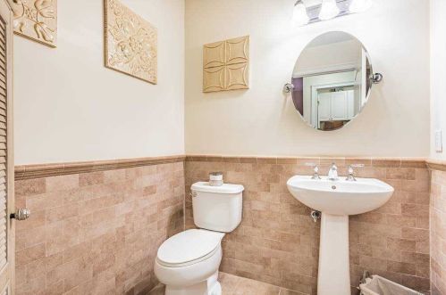 18 Della Dr, Babylon NY 11704-6240 exterior