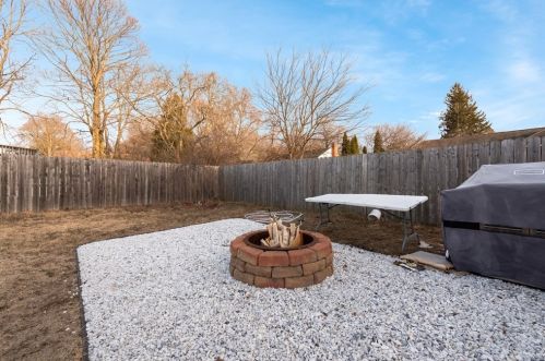 31 Ravenwood St, Springfield MA 01119-2202 exterior