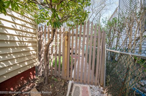 15 Sheriff St, East Freehold NJ 07728-1801 exterior