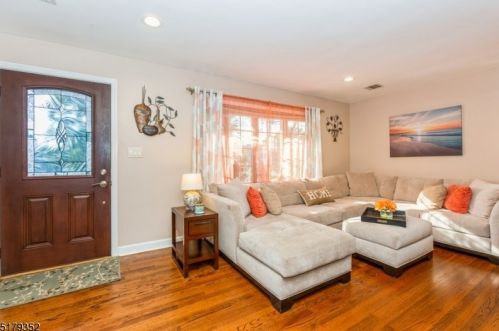 26 Acorn Dr, Clark NJ 07066-2109 exterior