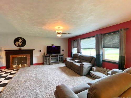 3 Oliver Rd, Enfield CT 06082-5512 exterior