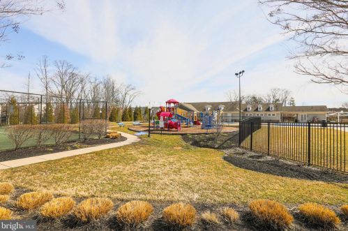 907 Indigo Bunting Ln, Glen Burnie MD 21060-8325 exterior