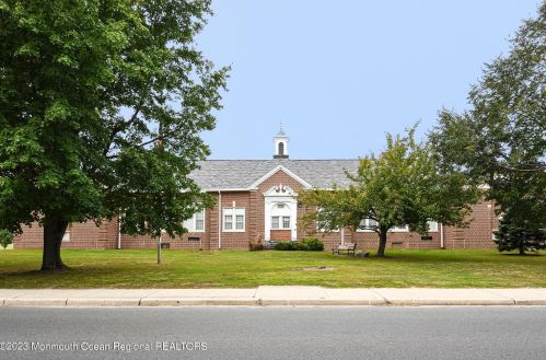 127 Cedar Ave, Middletown NJ  07748-5503 exterior