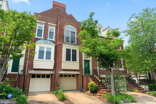 3803 Courtland Cir, Alexandria, VA 22305-2061