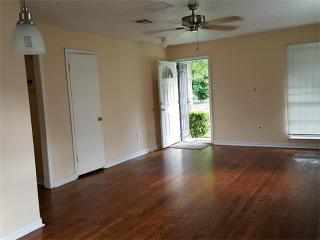 5623 Willow Glen Dr, Houston TX  77033-2809 exterior