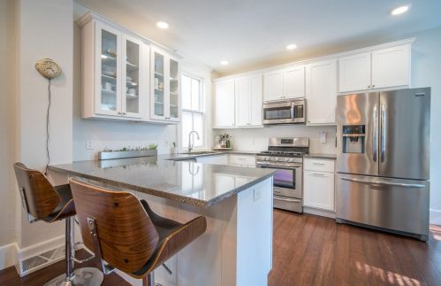 114 Vine St, Milwaukee, WI 53212-3930