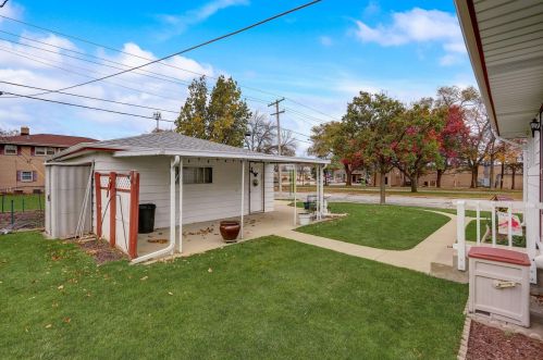 7501 Honey Crk Dr, Milwaukee WI 53221-4062 exterior