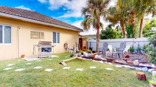 1590 Underwood Ave, Fort Pierce FL  34953-2586 exterior