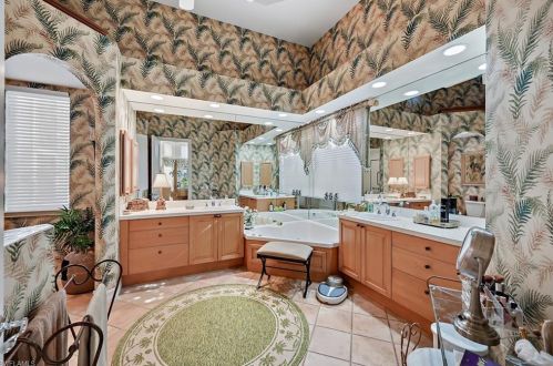 1052 Grand Isle Dr, Naples FL 34108-3325 exterior