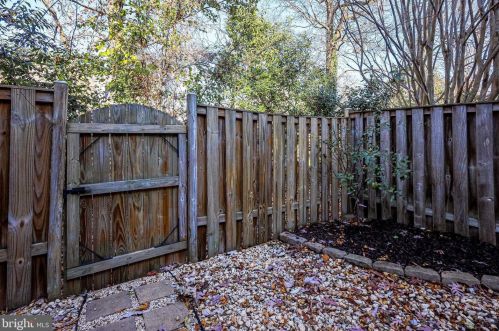 6026 Lands End Ln, Alexandria VA 22315-2669 exterior