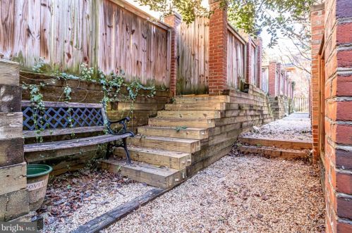 6636 Hampton View Pl, Mc Lean VA 22101-6003 exterior