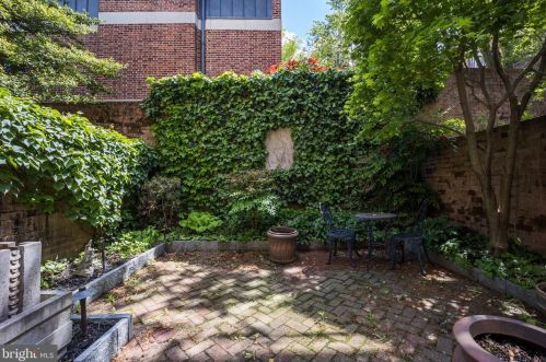 331 2nd St, Philadelphia PA 19122-3324 exterior