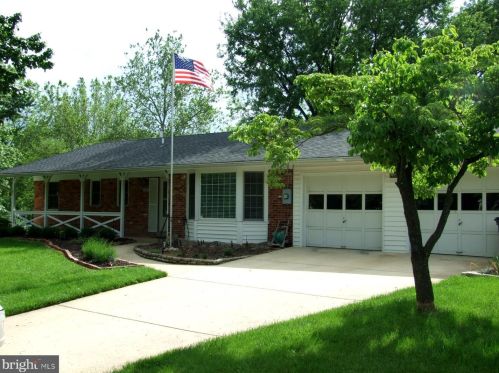 2982 Glenora Ln, Rockville, MD 20850-3055