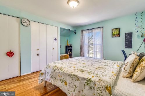 9104 Fls Chapel Way, Rockville MD 20854-2455 exterior