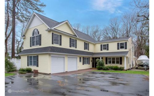 1360 Walnut Ave, Bohemia NY  11716-2107 exterior