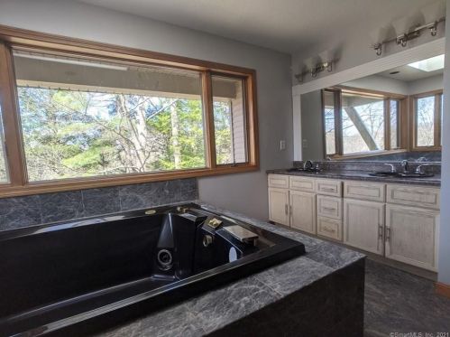 13 Bailey Rd, Enfield CT 06082-4818 exterior