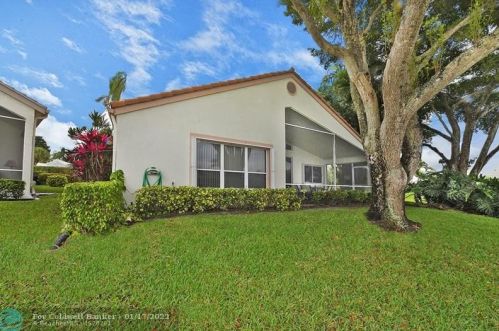 11800 Fountainside Cir, Boynton Beach FL 33437-4922 exterior