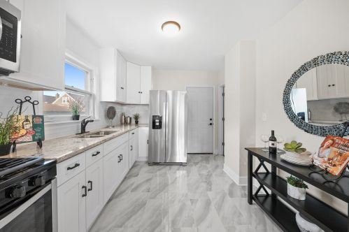 8642 Kingston Ave, Chicago IL  60617-2439 exterior