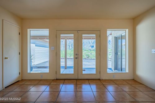 5860 Swan Rd, Tucson AZ 85718-5433 exterior