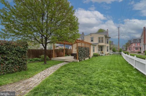 273 Main St, Hummelstown PA 17036-1721 exterior