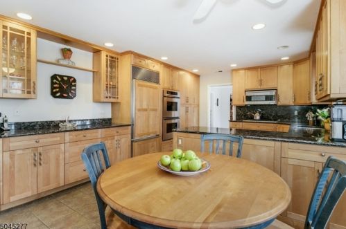 9 Highlander Dr, Scotch Plains NJ 07076-2419 exterior