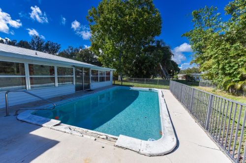 189 Ivanhoe Ct, Fort Pierce FL 34983-2052 exterior