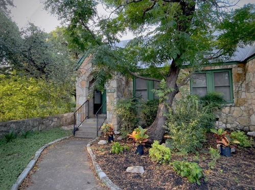 1204 22nd St, Austin TX  78705-5331 exterior