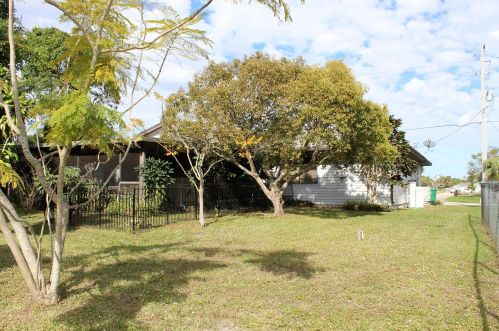 372 Carter Ave, Fort Pierce FL 34983-2998 exterior