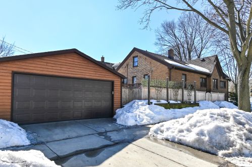 2476 Lefeber Ave, Milwaukee WI 53213-1220 exterior