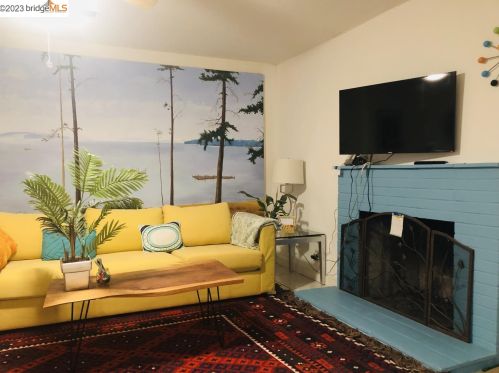 1210 Bentley St, Concord CA 94518-3814 exterior