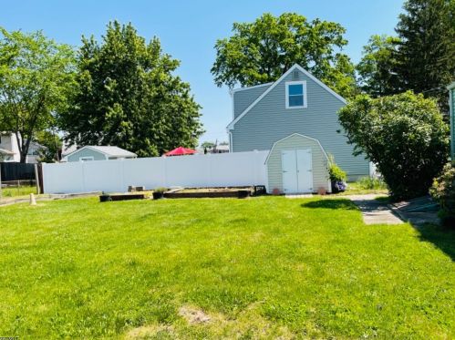 47 Cornell Dr, Clark NJ 07066-3206 exterior