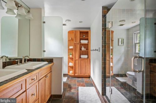 1111 Fallsmead Way, Rockville MD 20854-5549 exterior