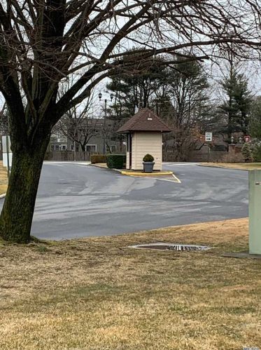 44 Ashley Cir, Commack NY 11725-4640 exterior