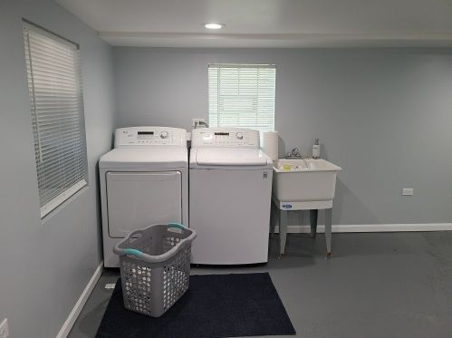 9326 Luella Ave, Chicago IL 60649-4108 exterior