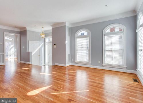 25 Alexander St, Alexandria VA  22314-3871 exterior