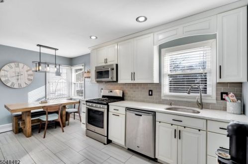 2 Ctr St, Kinnelon NJ 07405-1331 exterior