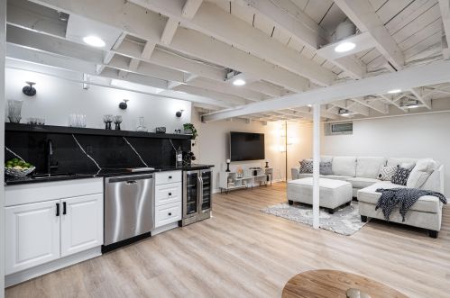 8934 Seneca Rd, Milwaukee WI 53217-2331 exterior